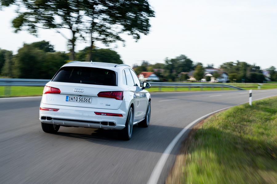  Audi Q5 55 TFSI e Quattro S-Line 2019 года  (WW) (фото 24 из 43)